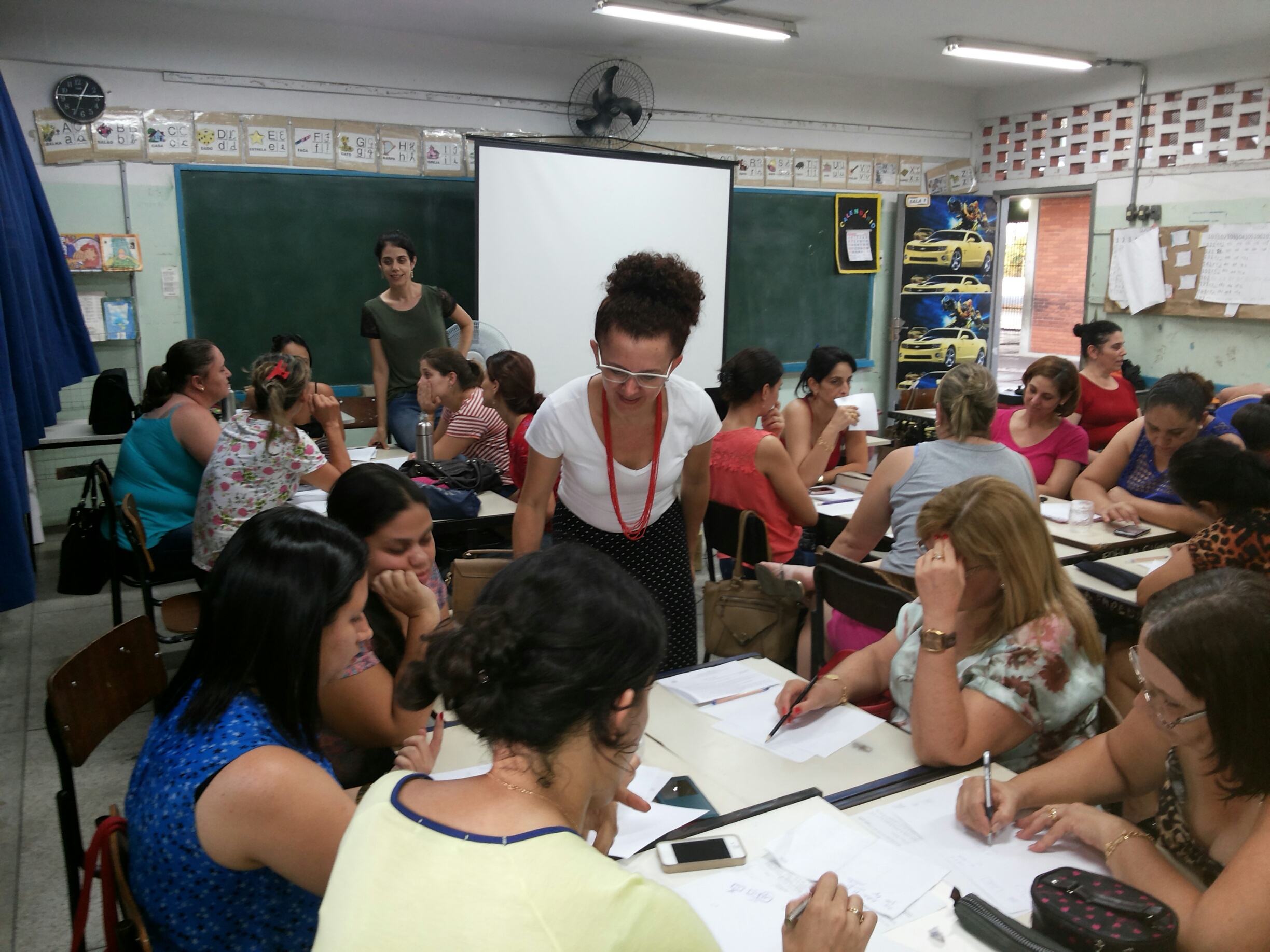 A formadora Madalena Monteiro simulou a realização de um Grupo Interativo com a equipe da EM Dr. Ruy Nazareth.